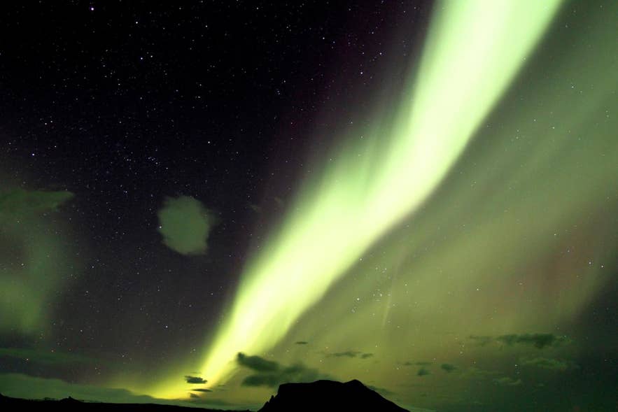 La aurora boreal ilumina el cielo nocturno sobre Umi Hotel, ofreciendo a los huéspedes una mágica vista invernal de Islandia.