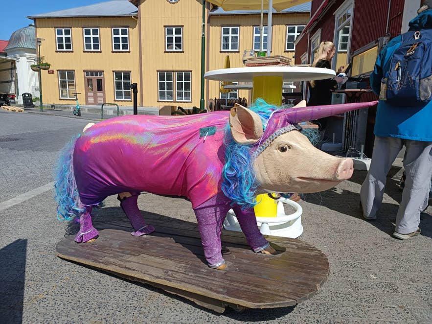 Quirky pig statue dressed as a unicorn outside Saeta Svinid gastropub in Reykjavik city center. Quirky pig statue dressed as a unicorn outside Saeta Svinid gastropub in Reykjavik city center.
