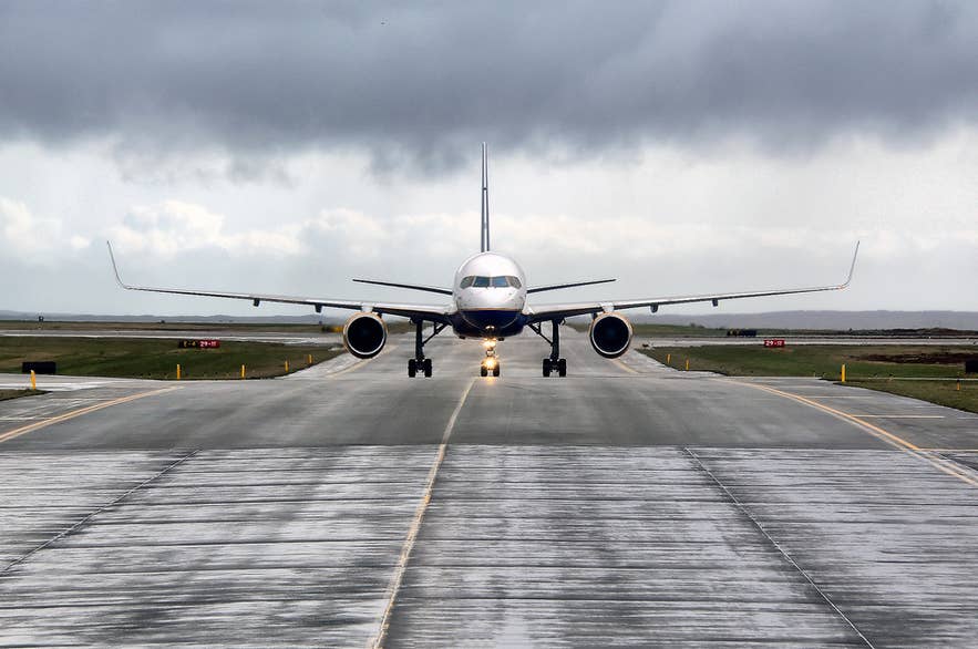 Vista frontale di un aereo sulla pista dell'Aeroporto Internazionale di Keflavik, il principale scalo internazionale islandese.