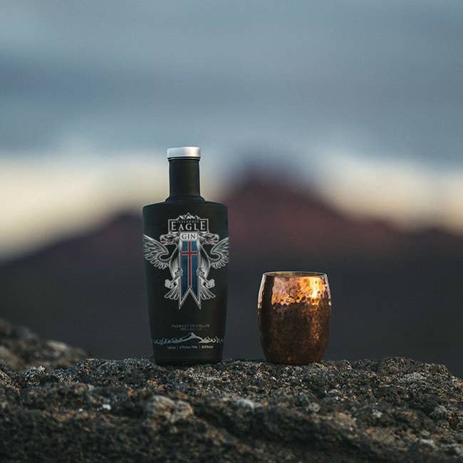Eagle Gin is een van de bekende IJslandse likeur en sterke drank, een ambachtelijke gin geproduceerd in IJsland met lokaal verkregen ingrediënten.