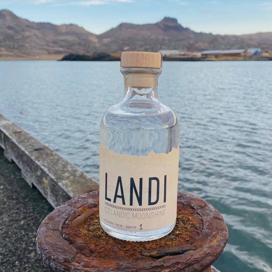 Landi behoort tot de traditionele IJslandse sterke dranken, een IJslandse moonshine die vaak wordt genoten in kustplaatsen en landelijke gebieden.