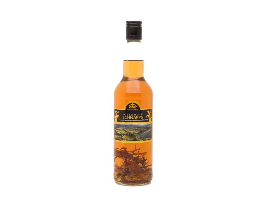 Falki behoort tot de klassieke IJslandse sterke dranken, een kruidige schnapps doordrenkt met lokale botanische ingrediënten voor een traditionele IJslandse smaak.