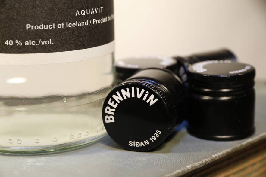 Brennivin aquavit fles die IJslandse likeur en sterke drank vertegenwoordigt, een populaire keuze in bars in Reykjavik en de Gouden Cirkel.