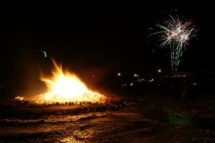 Enjoy bonfires and fireworks on New Year's Eve during this 5-day northern lights tour.