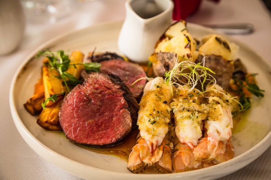 Assiette de langoustine et steak avec légumes rôtis au Red House Restaurant à Eyrarbakki, Côte Sud d’Islande