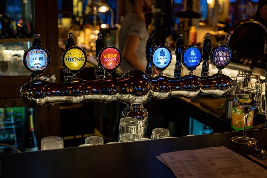 IJslandse tapbierkranen in een bar in Reykjavik, met Viking- en Einstok-bieren op een gepolijste chromen tapzuil.