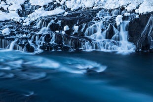 „Into the Glacier“-Eishöhlentour mit Hraunfossar-Wasserfällen und Transfer ab Reykjavik