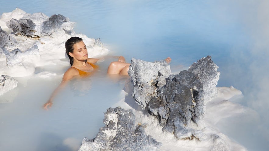 Una donna che si rilassa nella Laguna Blu in Islanda