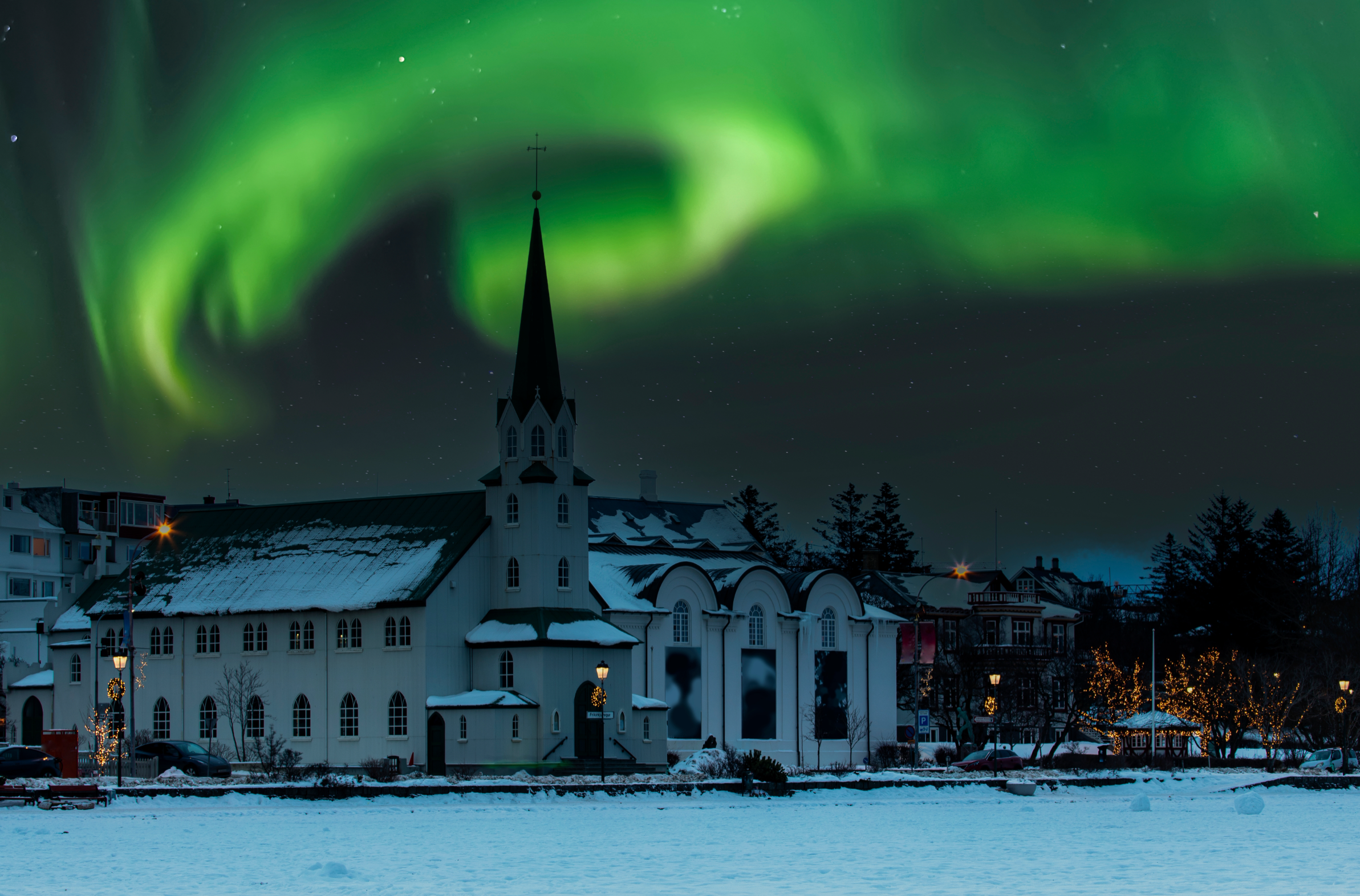 Kościół Fríkirkjan w Reykjaviku skąpany w delikatnej poświacie zorzy polarnej.