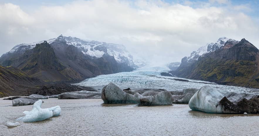 Iceberg che galleggiano sulla laguna sotto il ghiacciaio Svinafellsjokull, una lingua di Vatnajokull nel sud dell’Islanda.