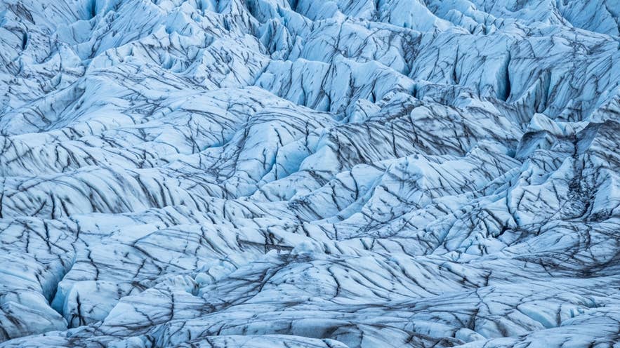 Nahaufnahme des blauen Eises und der Gletscherspalten des Solheimajökull, eines Ausläufers des Myrdalsjökull im Süden Islands.