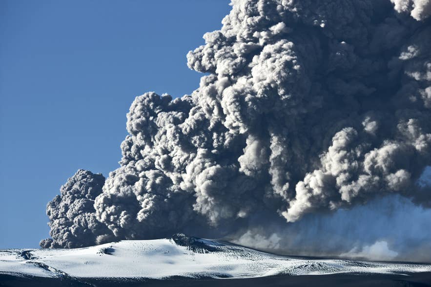 Aus dem unter dem Gletscher in Südisland ausbrechenden Eyjafjallajökull-Vulkan steigt eine riesige Aschewolke auf.
