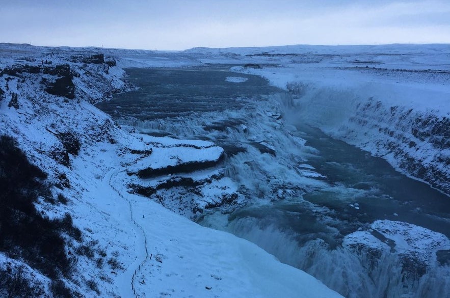 De Gullfoss-waterval in IJsland bedekt met sneeuw