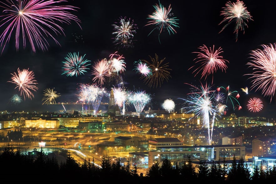 Vuurwerk boven Reykjavik met Oud en Nieuw, gezien vanaf Perlan op de heuvel Oskjuhlid