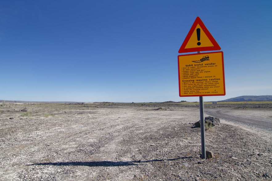 Warning sign on Iceland’s Highland F-road near Landmannalaugar, advising drivers about river crossings and 4x4 safety.