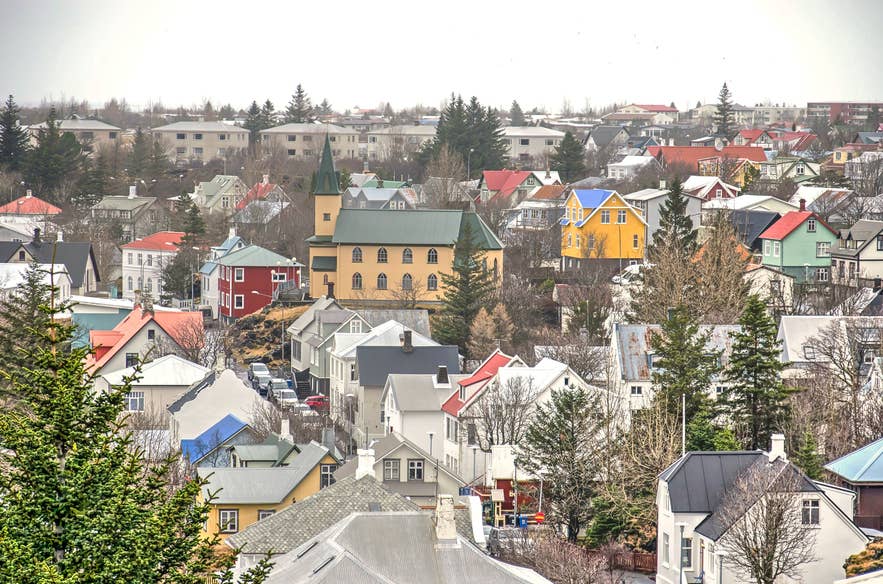 บ้านสีสันสดใสและโบสถ์ในใจกลางเมืองฮาฟนาร์ฟยอร์ดูร์ ใกล้เรคยาวิก ประเทศไอซ์แลนด์ ในวันที่ฟ้าครึ้ม