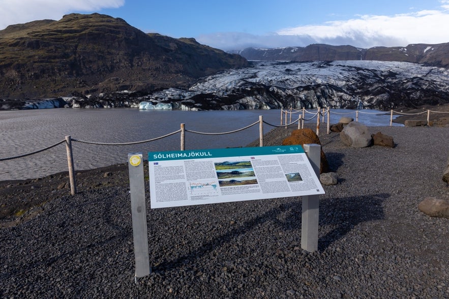 Cartel informativo en el mirador del glaciar S&oacute;lheimaj&ouml;kull en el sur de Islandia, con vistas a la lengua glaciar y monta&ntilde;as circundantes.