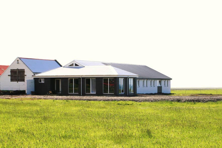 Grand espace herbeux à la Guesthouse Vellir, un hébergement idéal près de l'épave du DC3 à Solheimasandur.