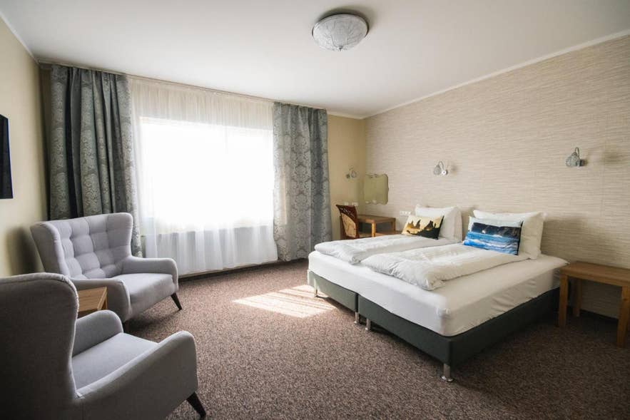 Chambre d'hôtel spacieuse à l'Hotel Dyrholaey, parfaite pour les visiteurs explorant le site du DC3 à Solheimasandur.