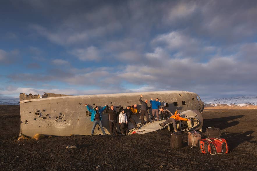 Des visiteurs rassemblés devant l'épave du DC3 à Solheimasandur, l'un des sites les plus emblématiques d'Islande.
