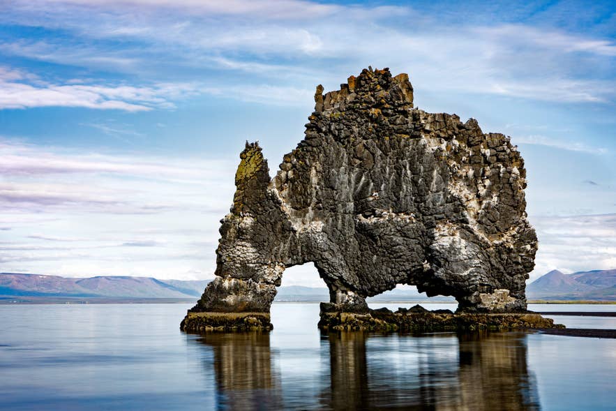 Der Felsen Hvitserkur ragt auf der Halbinsel Vatnsnes aus dem Meer empor – ein beeindruckendes Naturwunder Islands