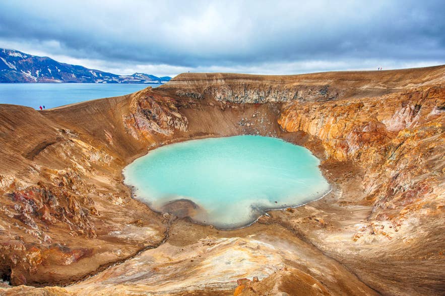 Der türkisfarbene See des Viti-Kraters sowie das zerklüftete Gelände unterstreichen die beeindruckenden Vulkanlandschaften und Naturwunder Islands.