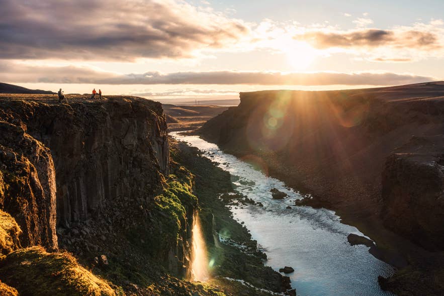 Sonnenlicht strahlt auf die Klippen und den Fluss des Sigoldugljufur-Canyons und fängt die raue natürliche Schönheit Islands ein.