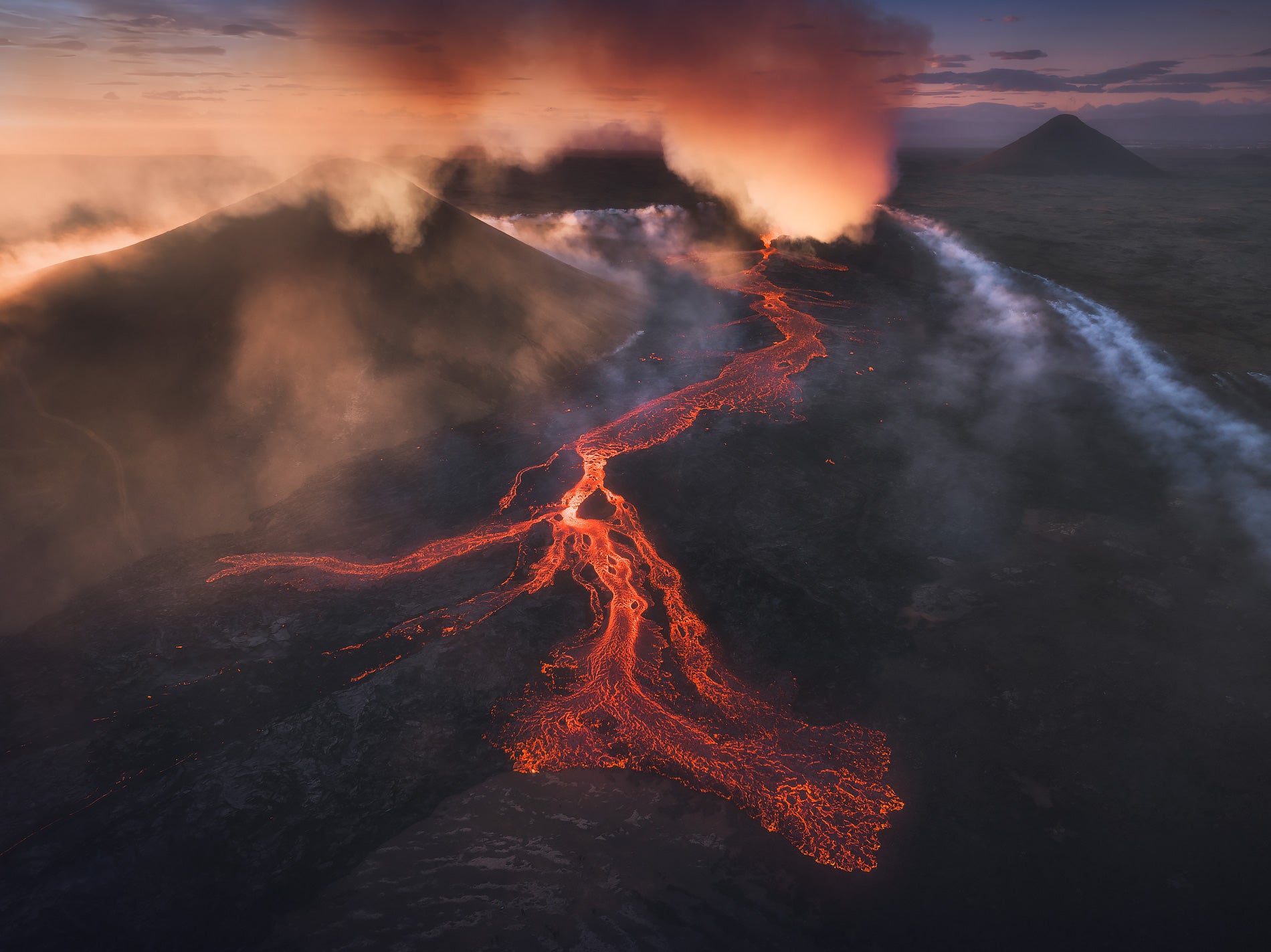 Lavaströme fließen aus dem Fagradalsfjall-Vulkan unter rauchigem Himmel – ein lebendiges Beispiel für Islands rohe Naturgewalten