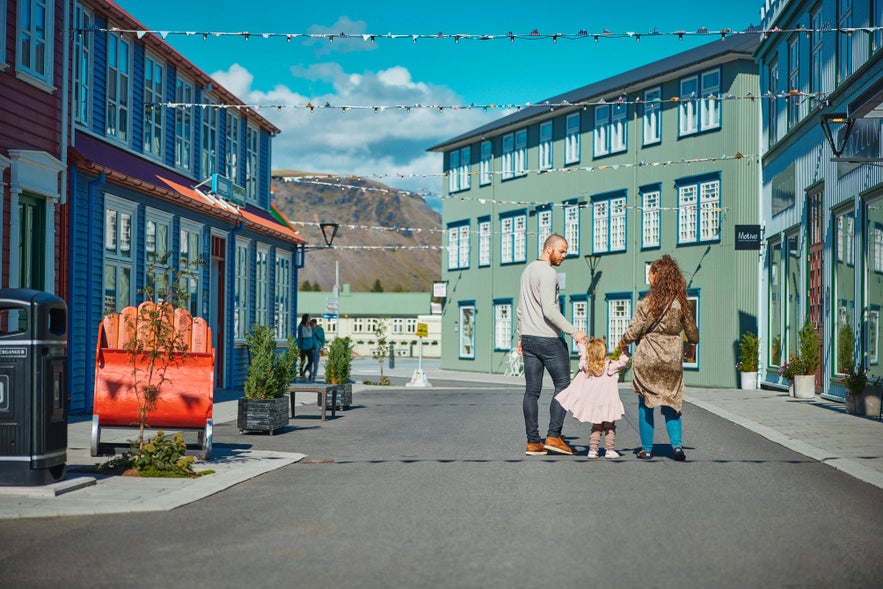 Una famiglia passeggia a Selfoss, una pittoresca cittadina lungo il Circolo d'Oro, famosa per la cucina e le piscine geotermiche.