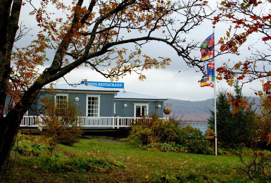 Le restaurant Lindin est situé au bord du lac Laugarvatn, offrant une expérience culinaire paisible.