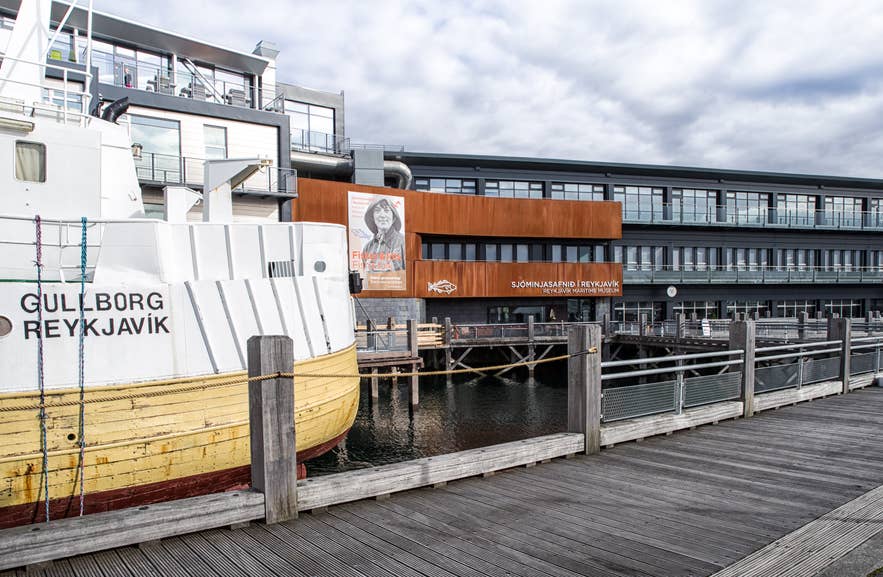 Ingresso del Museo Marittimo di Reykjavik, accessibile dal molo, una delle principali attrazioni culturali da visitare a Reykjavik a giugno.