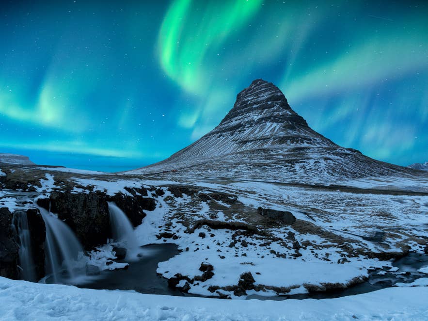 Kirkjufell과 Kirkjufellsfoss 위로 펼쳐진 오로라가 겨울철 아이슬란드 여행의 매력을 보여줍니다. Kirkjufell과 Kirkjufellsfoss 위로 펼쳐진 오로라가 겨울철 아이슬란드 여행의 매력을 보여줍니다.