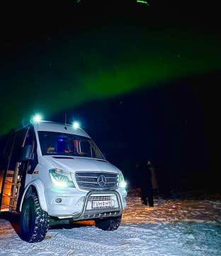 Private 4x4 Northern Lights Tour from Reykjavik with Photographer (Guided in English or Spanish)