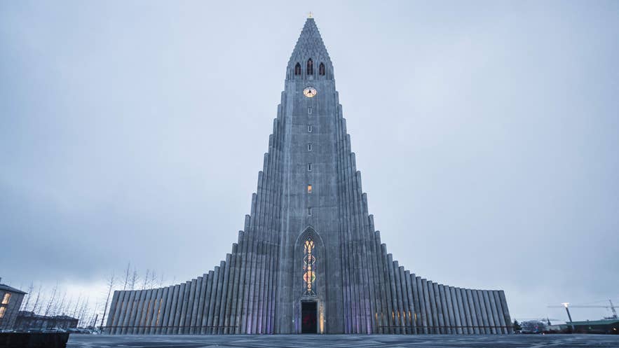 La Chiesa Hallgrimskirkja a Reykjavik in una nevicata di febbraio, un simbolo imperdibile in Islanda