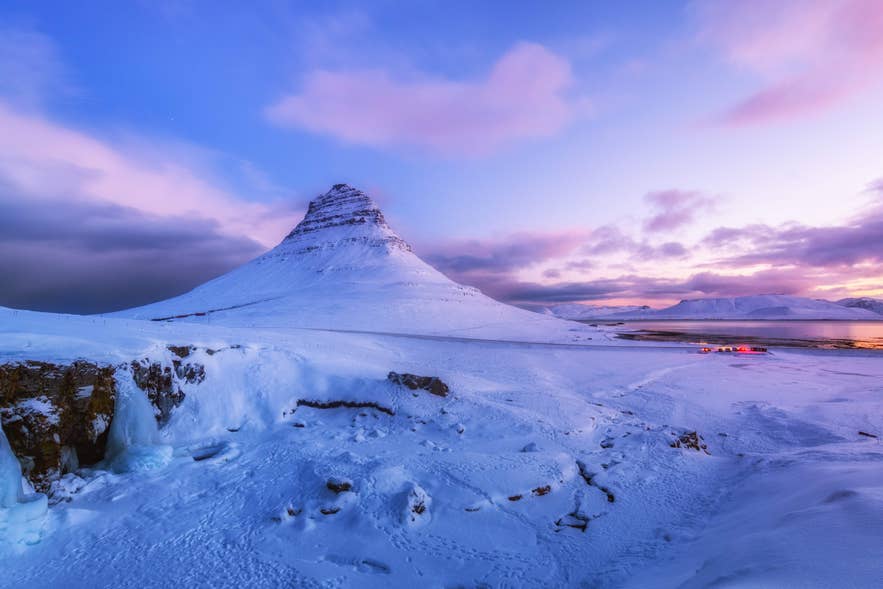 Il monte Kirkjufell innevato al tramonto, una delle migliori location fotografiche in Islanda a febbraio