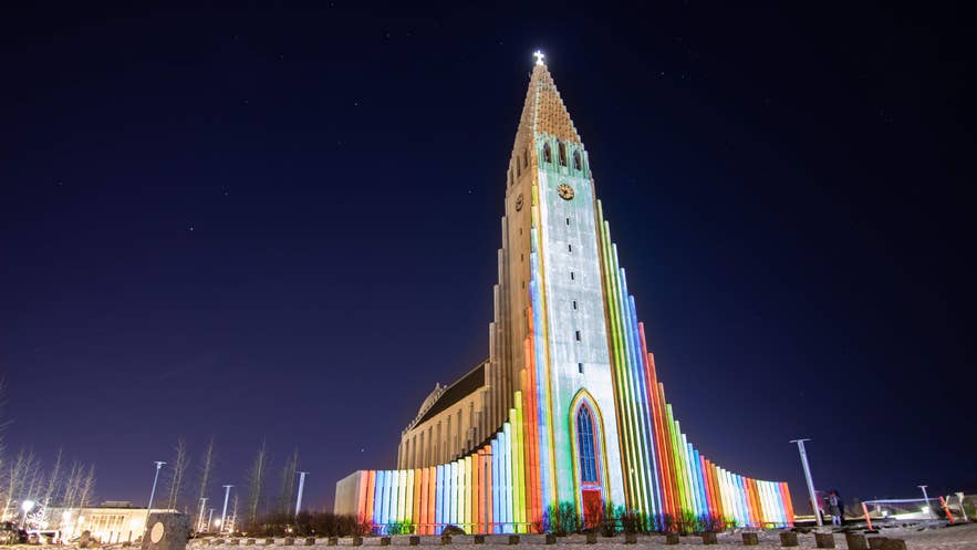 La chiesa Hallgrimskirkja illuminata durante il Winter Lights Festival di Reykjavik, un evento molto amato a febbraio in Islanda