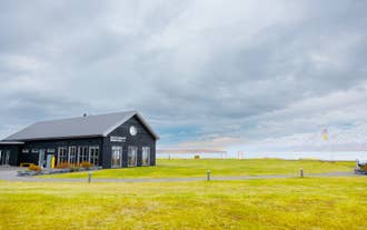 Bjorbödin Beer Spa med udsigt over Eyjafjördur med bjerge og roligt vand i det fjerne.