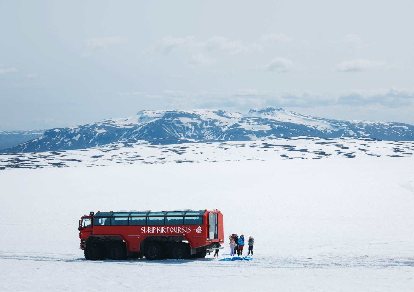 Camión monstruo sobre el glaciar Langjökull