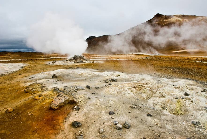 ナゥマスカルズ峠の地熱地帯から立ち上る蒸気。硫黄色に染まる北アイスランドの岩場