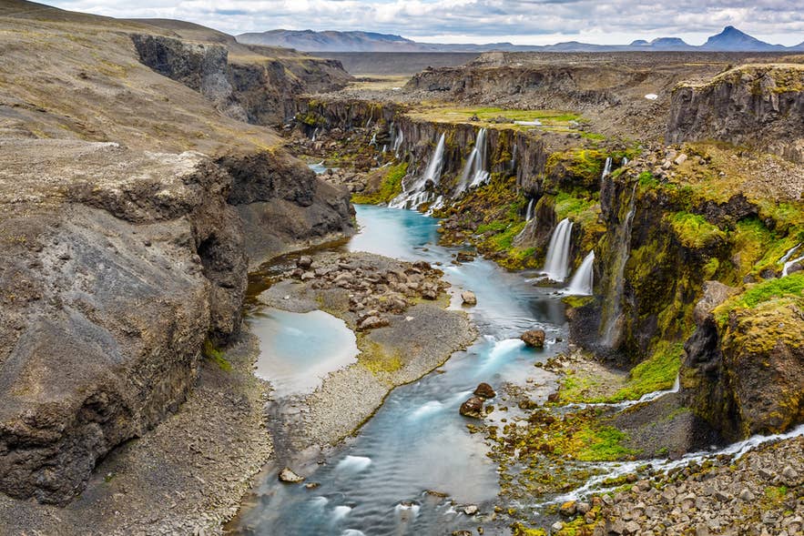 Sigoldugljufur canyon winds through Iceland’s highlands, with turquoise streams and waterfalls framed by mossy cliffs