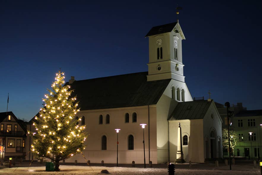 La Cattedrale di Reykjavik e l'albero di Natale in piazza Austurvöllur a dicembre.