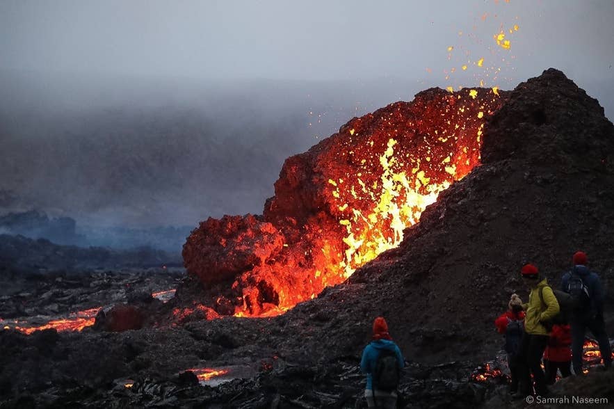 Aus einem Krater am isländischen Geldingadalur-Vulkan bricht Feuer aus.