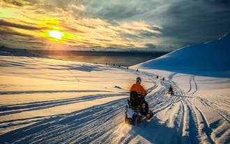Tour in motoslitta sul ghiacciaio Eyjafjallajokull con partenza da Hvolfsvollur in Islanda del sud