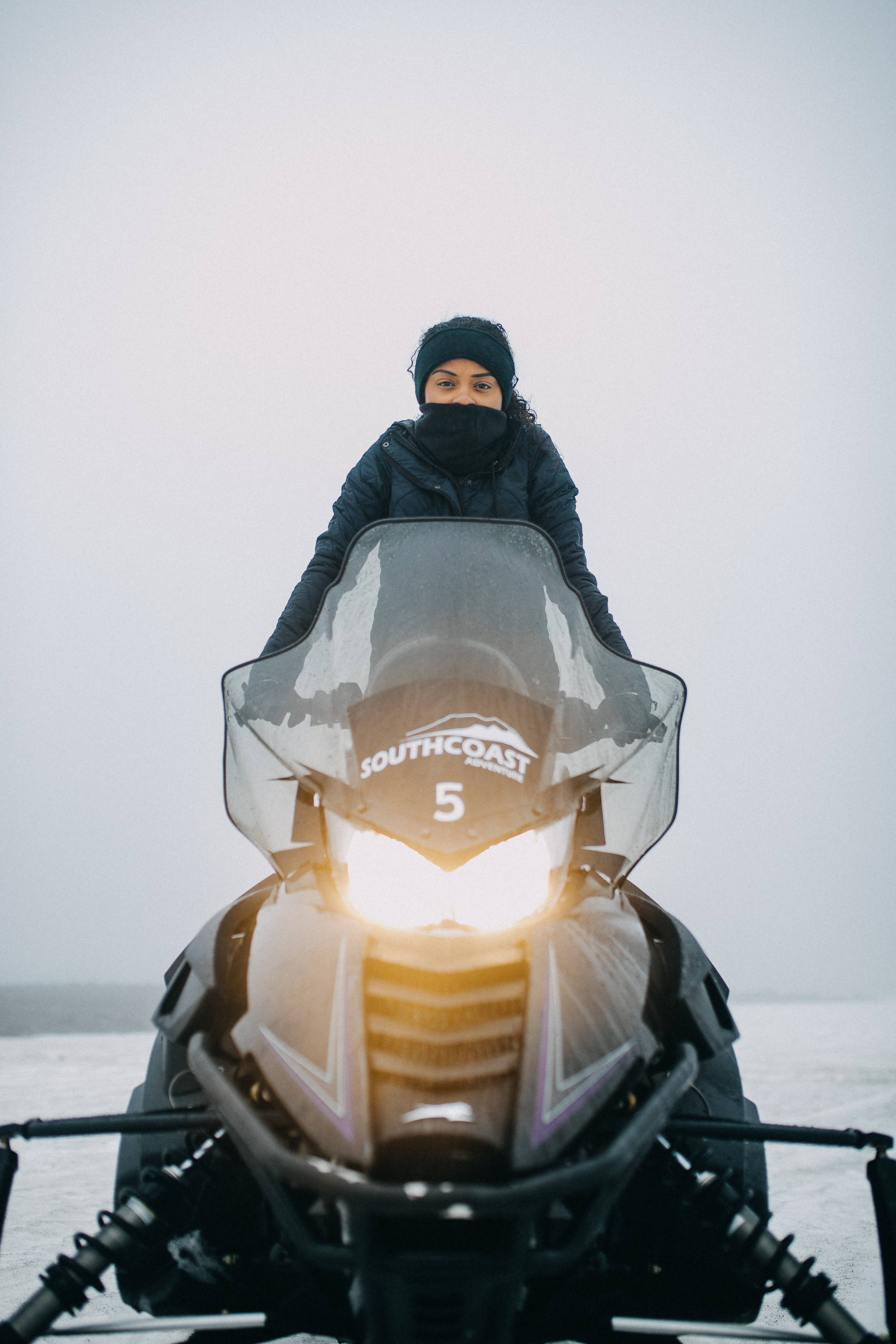 Sneeuwscootertocht op de Gletsjer Eyjafjallajokull vanuit Hvollsvollur in Zuid-IJsland
