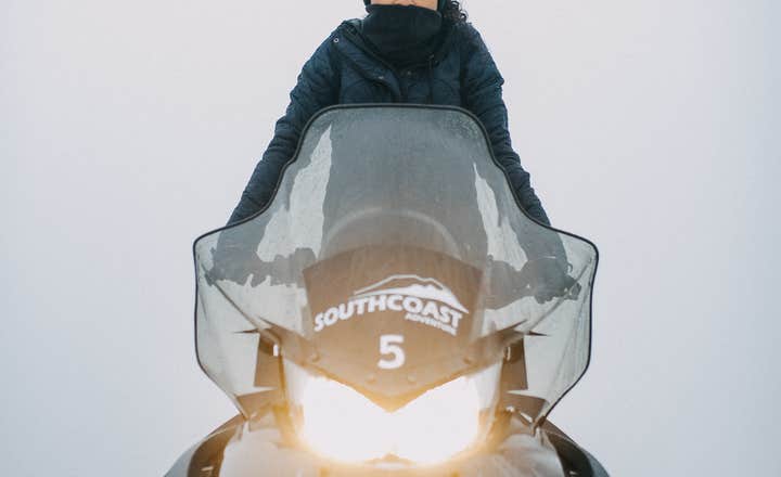 Sneeuwscootertocht op de Gletsjer Eyjafjallajokull vanuit Hvollsvollur in Zuid-IJsland