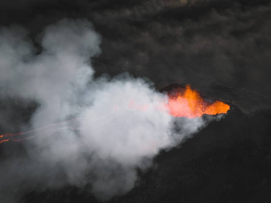 2023年レイキャネス半島リトリ・フルトゥル火山噴火時の溶岩噴出の空撮クローズアップ