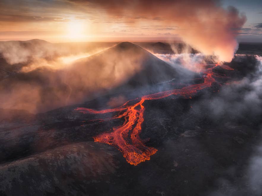 Gas waait over de bergen op het schiereiland Reykjanes tijdens de uitbarsting van de vulkaan Litli-Hrutur in 2023