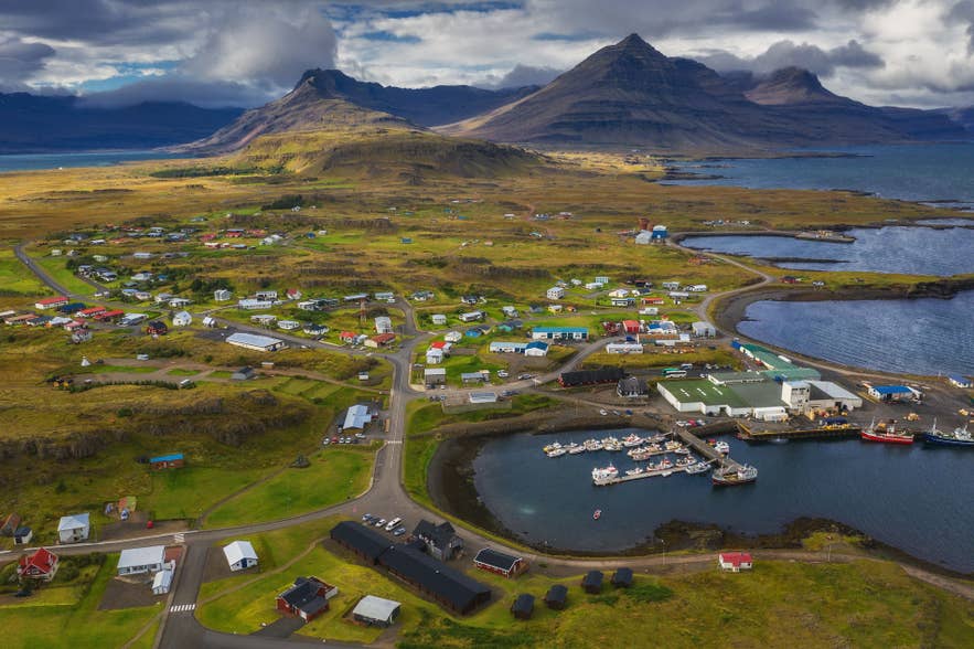 Vue aérienne du village et du port de Djupivogur, avec les montagnes de l’est de l’Islande.