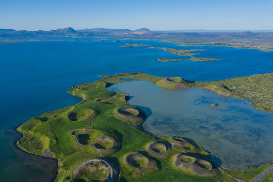 Le lac Myvatn avec ses pseudo-cratères verdoyants et ses eaux bleues dans le nord de l’Islande.