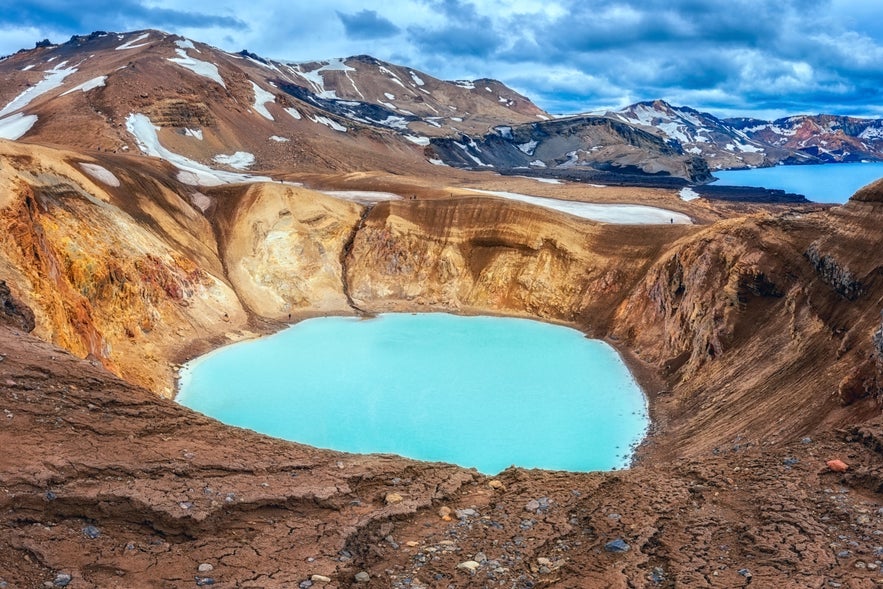 阿斯基亚火山风景优美，但在19世纪曾发生过一次可怕的火山爆发。